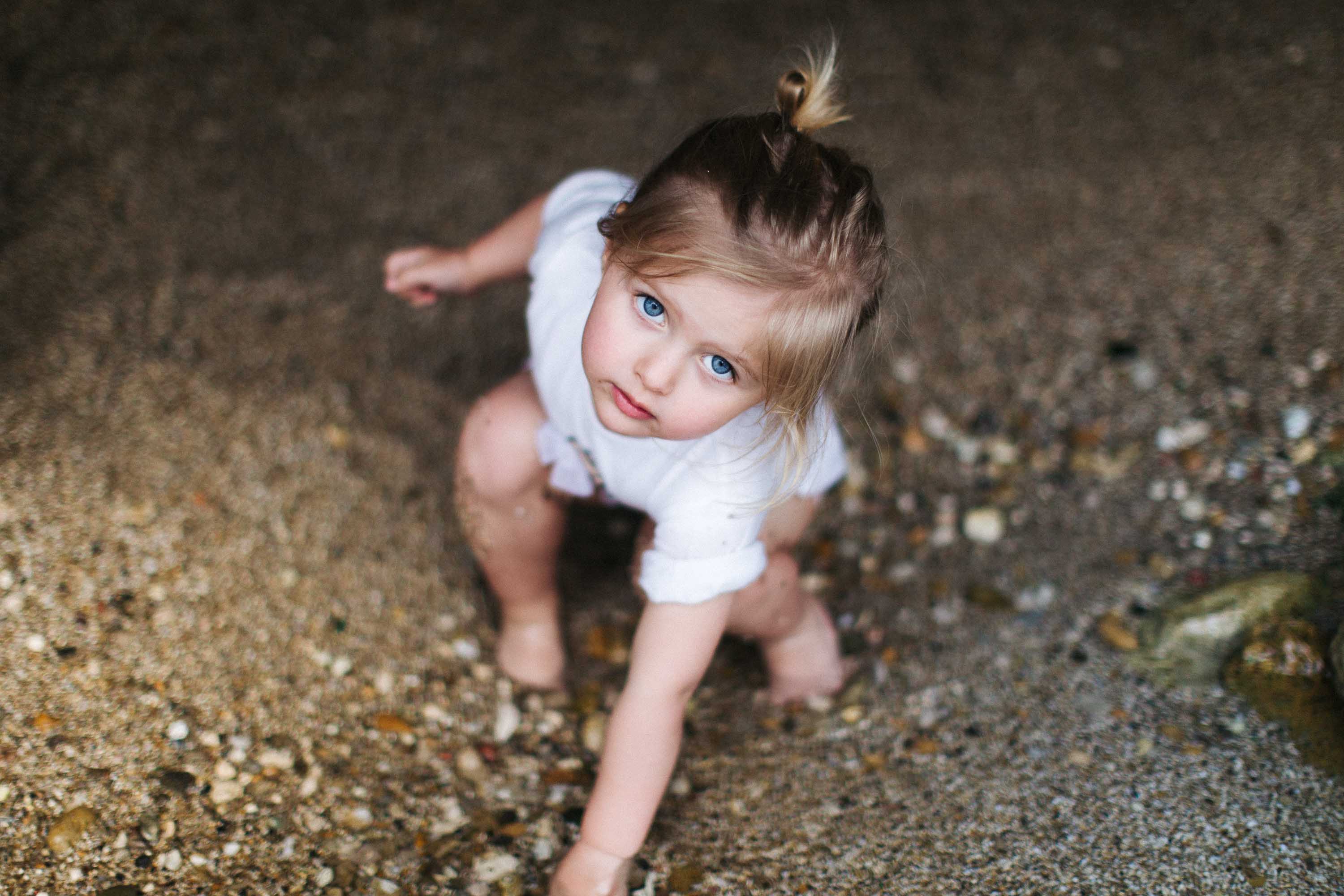 01-Petite fille joue avec le sable
